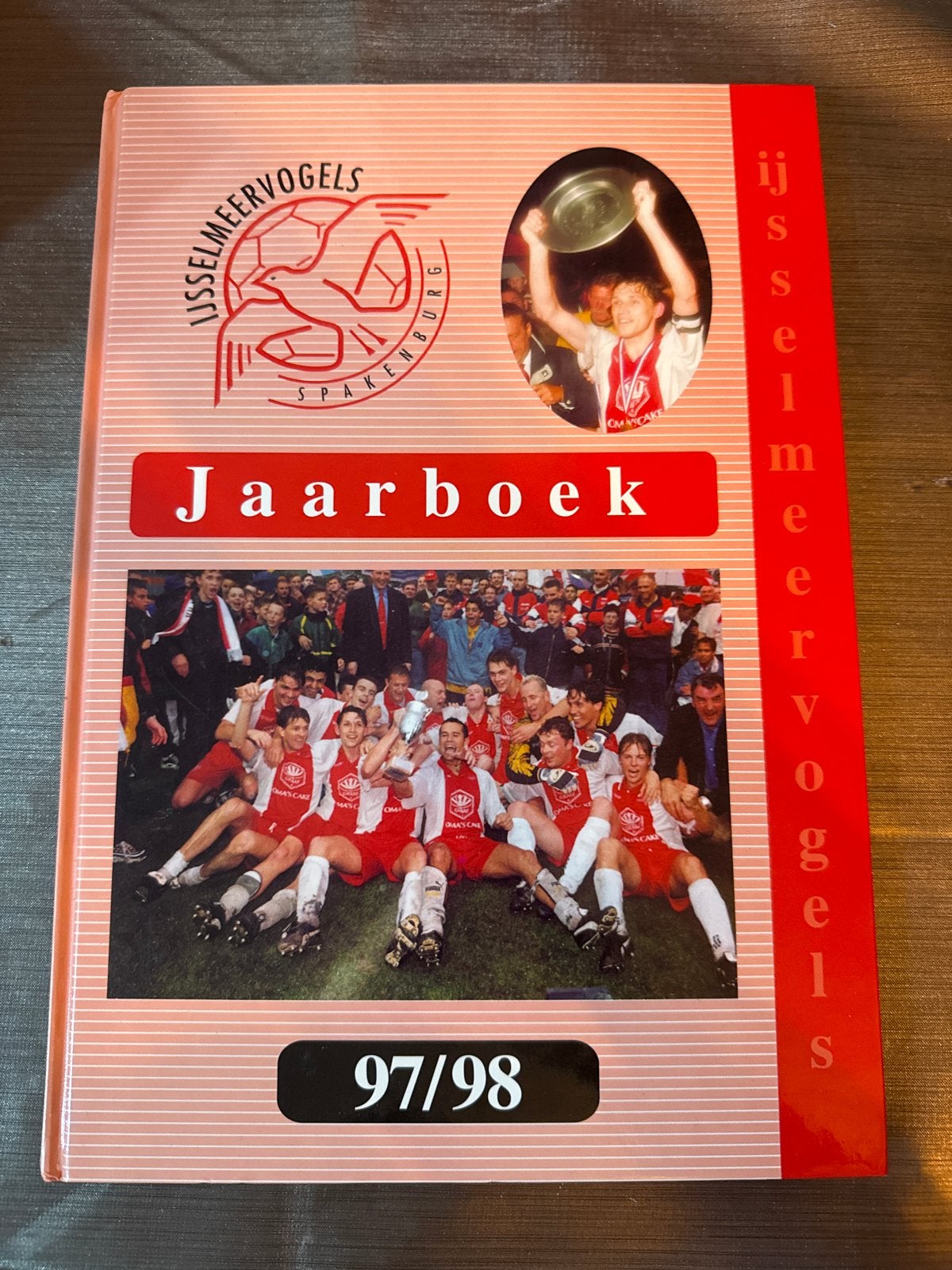 IJsselmeervogels Jaarboek 97/98 - Voetbal Historie, Ophalen of Verzenden, Zo goed als nieuw, Balsport