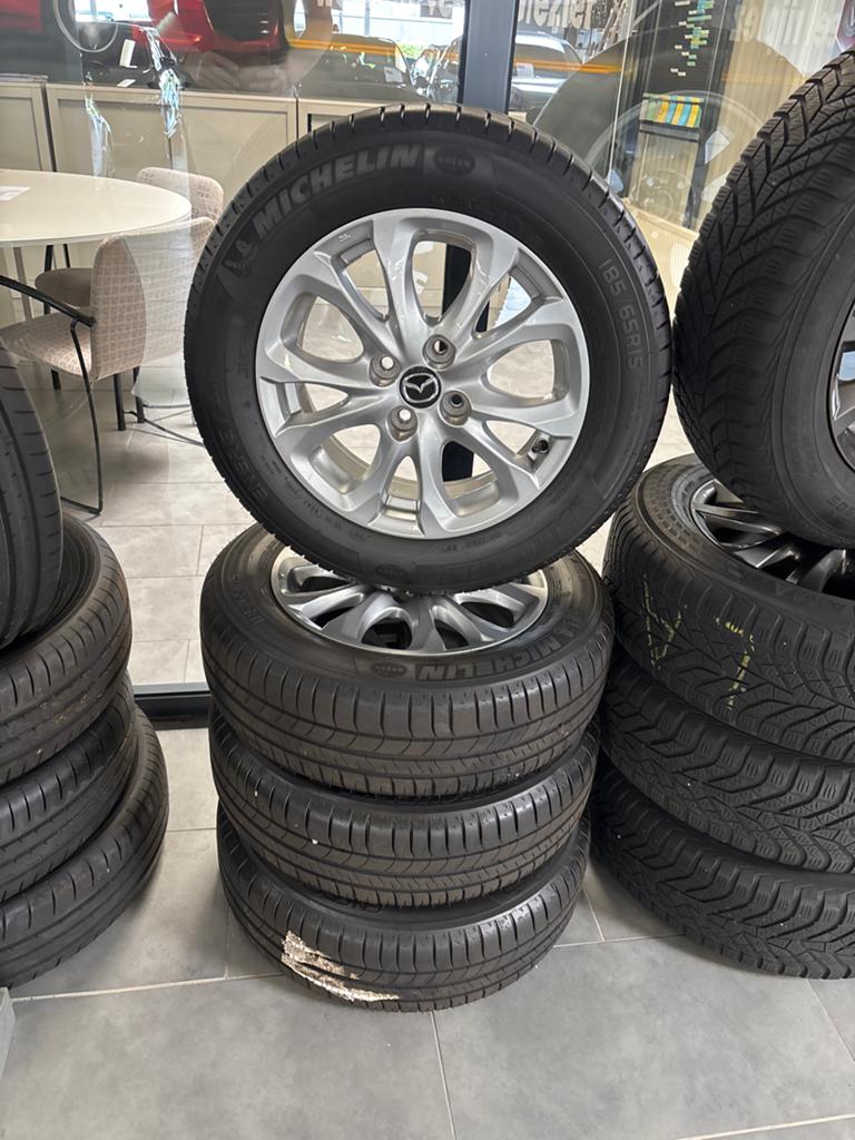 Mazda 2 (2015-2023) Velgen met Michelin Zomerbanden, Gebruikt, 15 inch, Banden en Velgen, Personenwagen