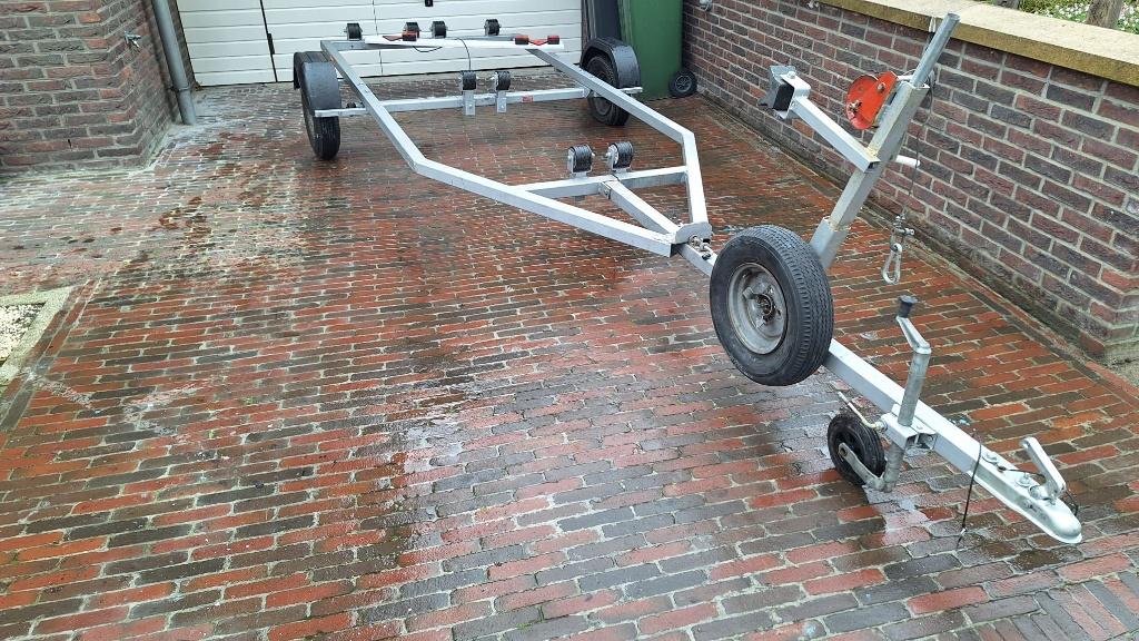 Degelijke boottrailer met Knott as 750 kg,  tot 6 meter boot, Watersport en Boten, Boottrailers, Ophalen, Minder dan 1500 kg, Gebruikt