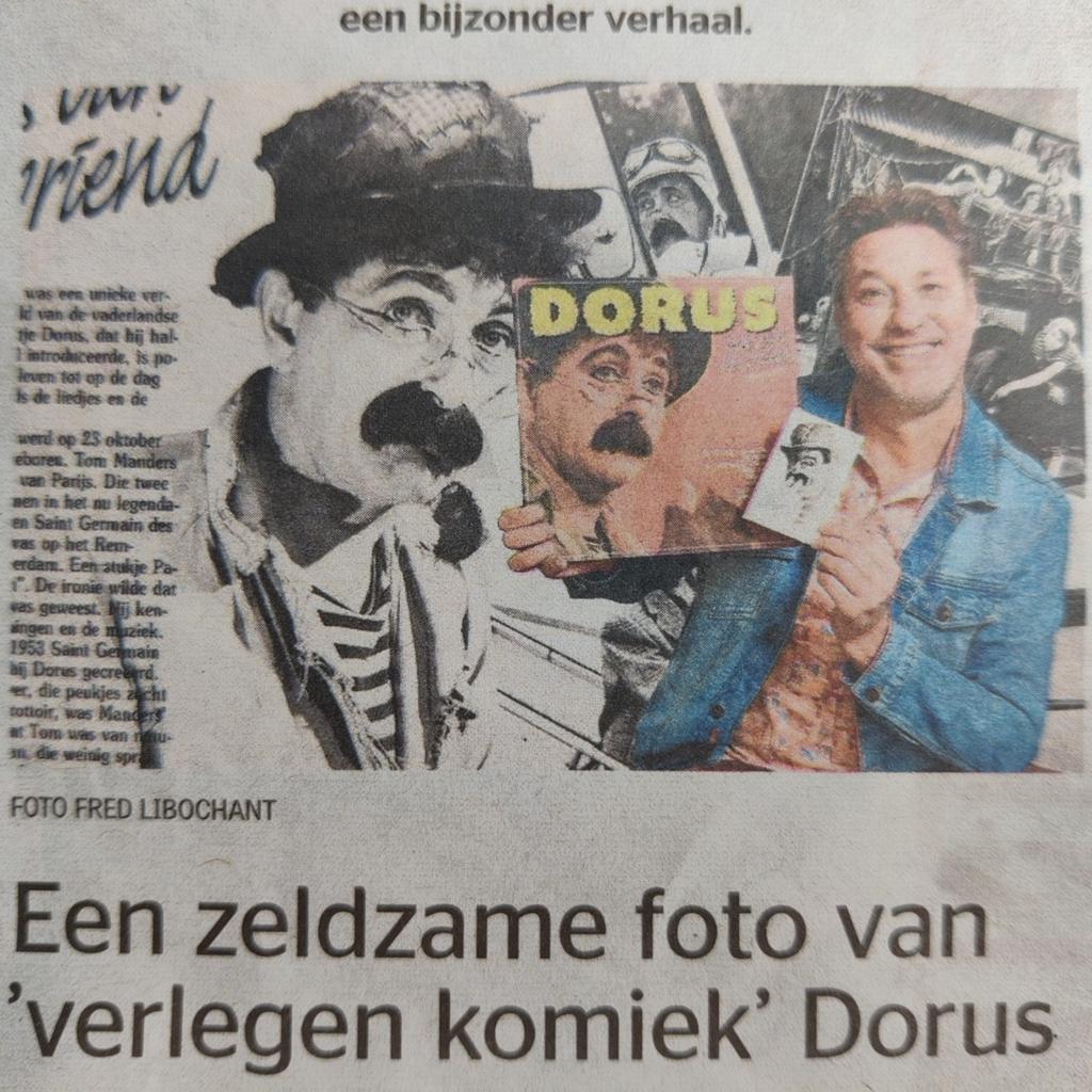 Een zeldzame foto van verlegen komiek Dorus. (Tom Manders), Ophalen of Verzenden, 1980 tot heden, Nederland, Knipsel(s)