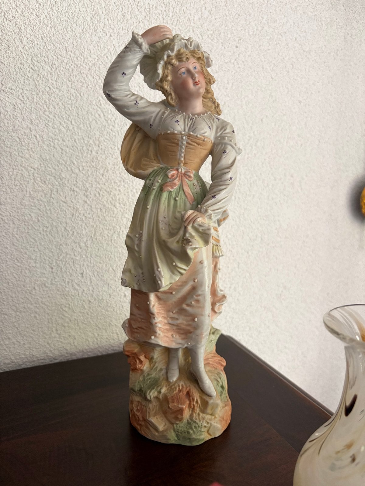 Antiek porseleinen beeldje van dame, gemerkt 3230, Verzamelen, Ophalen, Gebruikt, Mens
