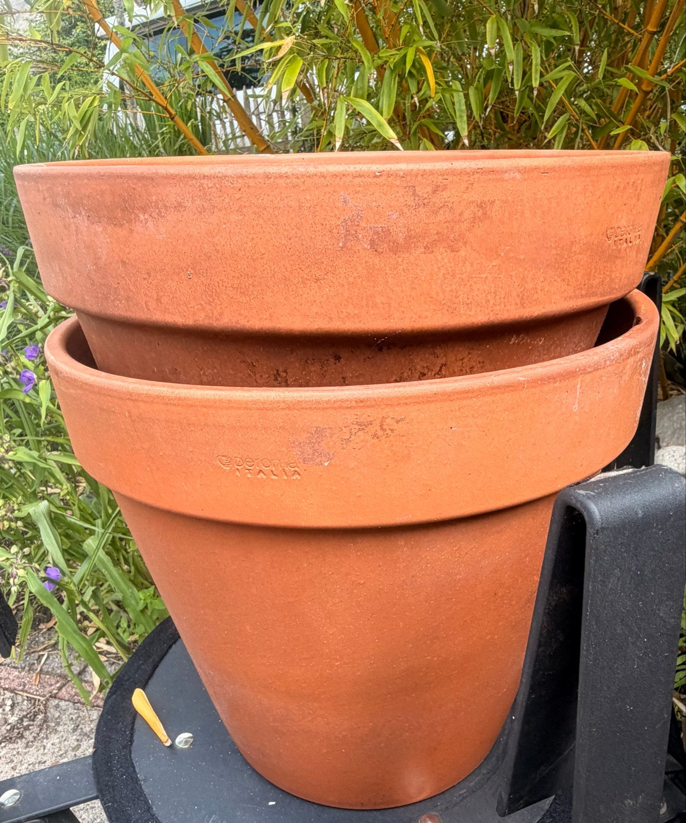 Twee terracotta bloempotten, 32 cm hoog, 33 cm doorsnede, Gebruikt, Rond, Binnen, Minder dan 40 cm