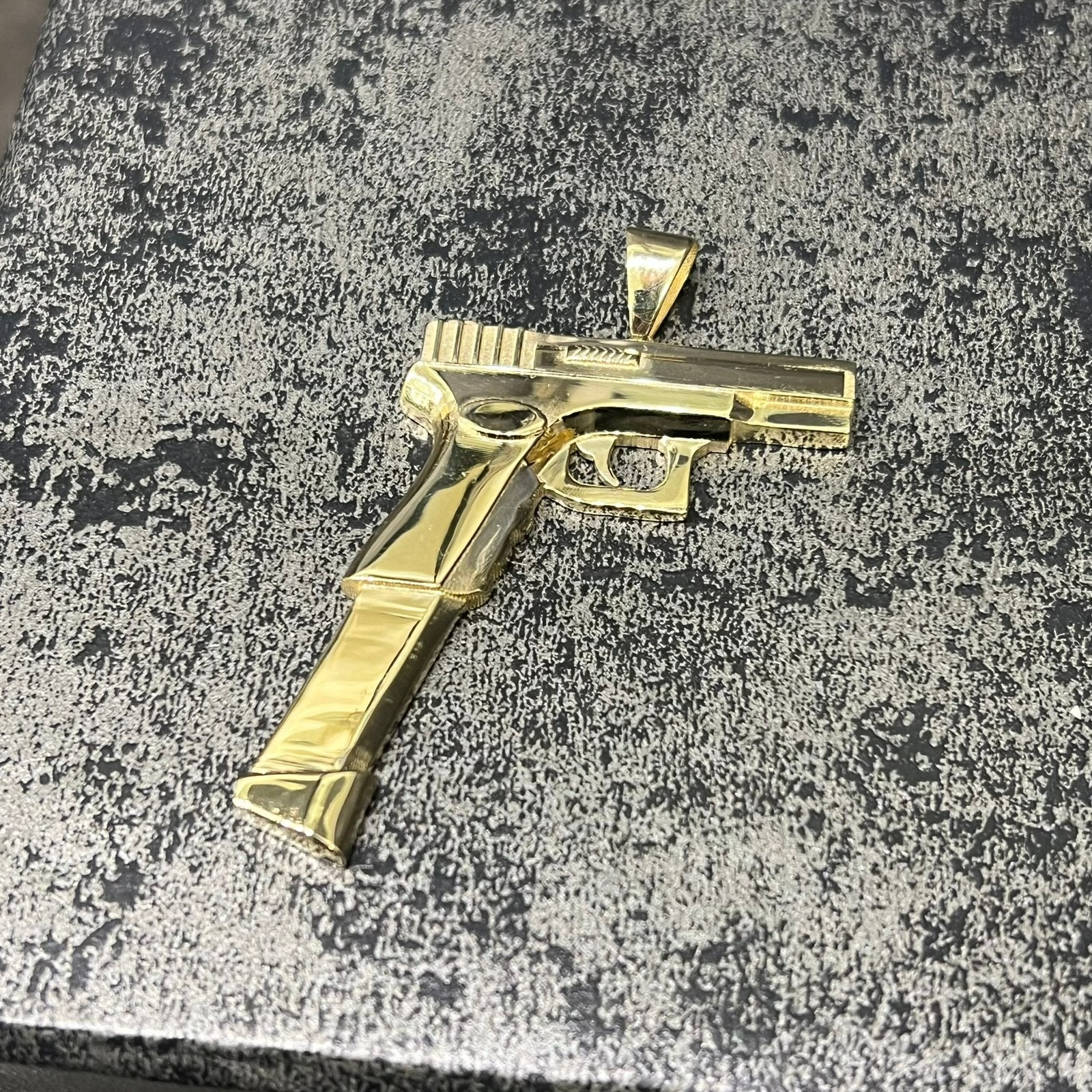 14 karaats gouden pistool hanger nieuw, Ophalen of Verzenden, Nieuw, Goud, Kruis of Symbool