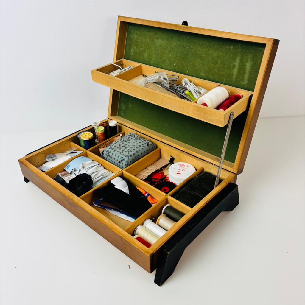 Vintage houten naaidoos op poten met inhoud, jaren 50/60, Ophalen of Verzenden, Zo goed als nieuw