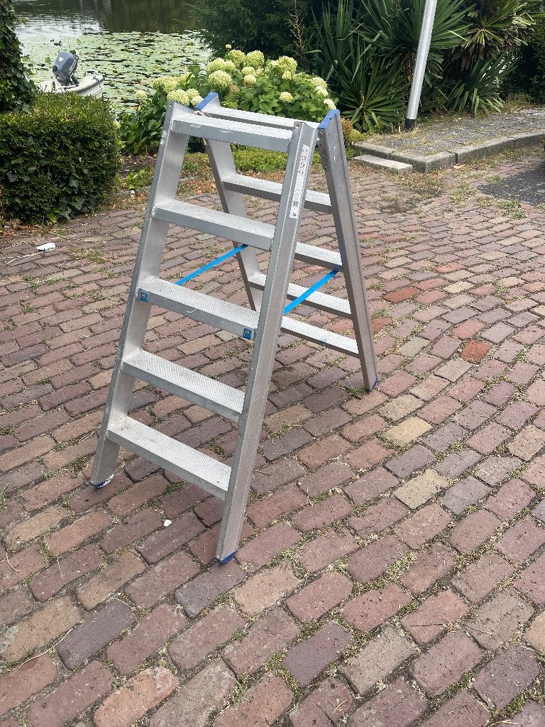 Aluminium 5 treden dubbele trap, Ophalen of Verzenden, Gebruikt, Trap, Minder dan 2 meter