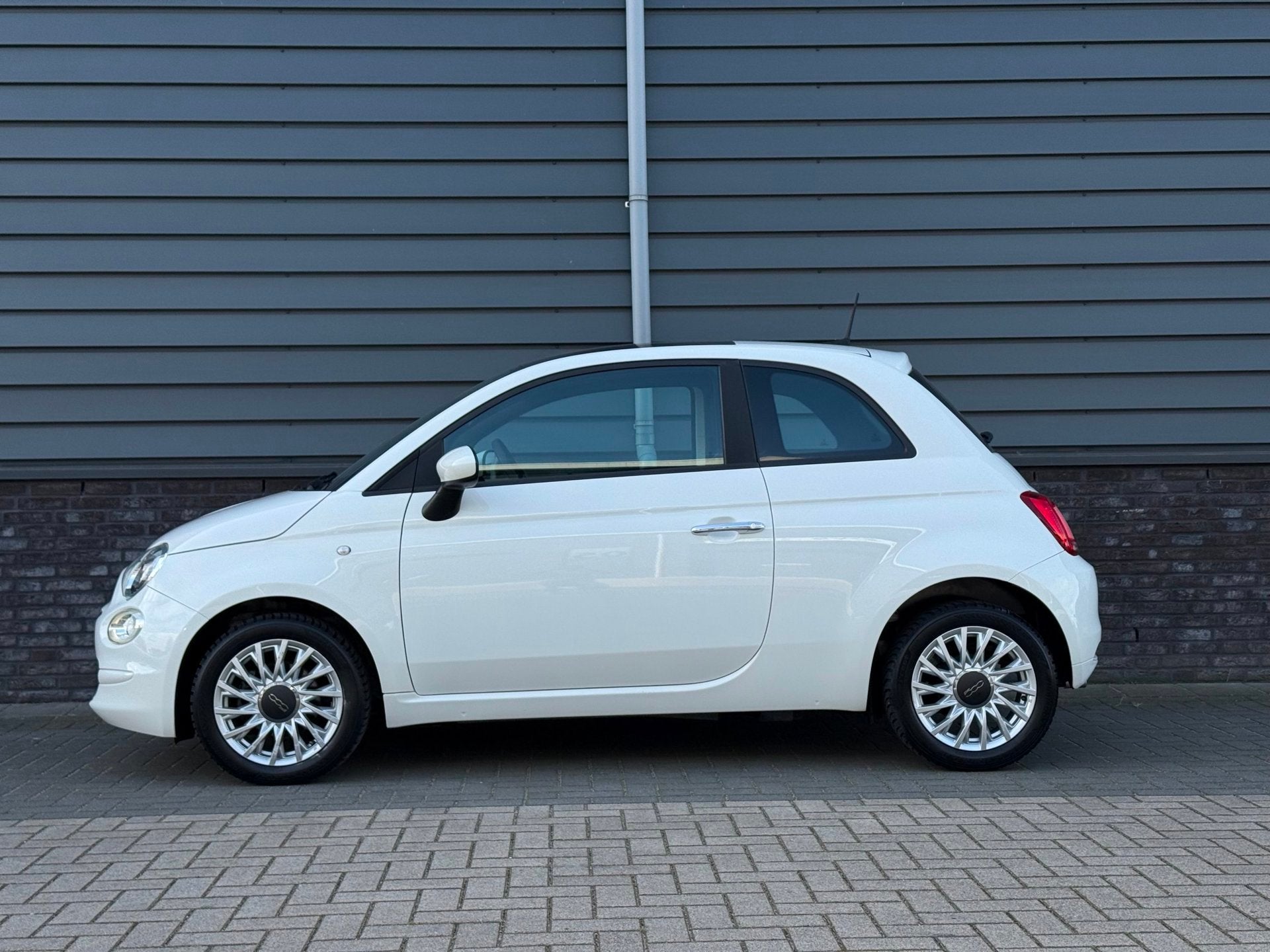 Fiat 500 1.0 Hybrid Dolcevita Pano Carplay Stoelverw Cruise, Auto's, Voorwielaandrijving, Stof, Gebruikt, Zwart