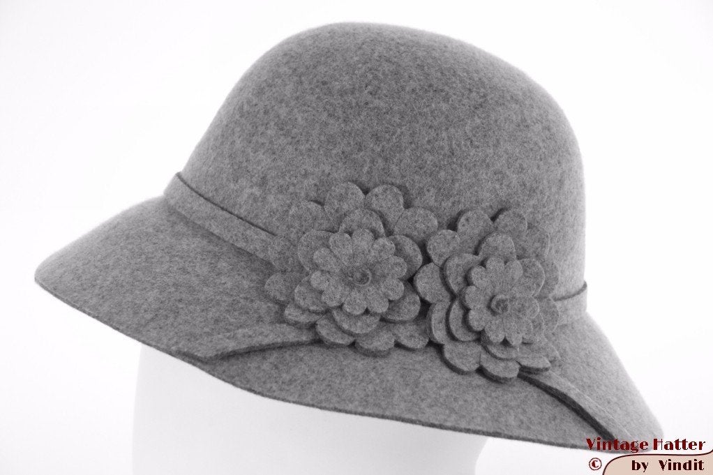 cloche Dameshoed grijs vilt met vilten bloemen 54-48 nieuw, Hoed, Hawkins, Nieuw, One size fits all