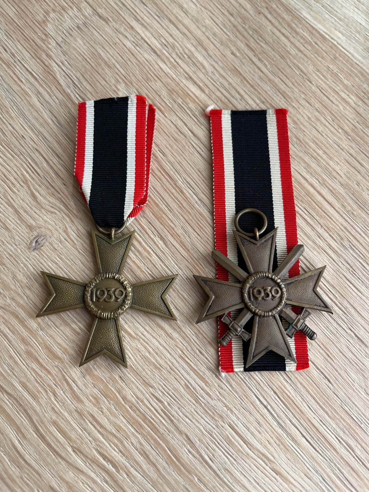 Set van twee originele Duitse medailles kriegsverdienstkreuz, Ophalen of Verzenden, Landmacht, Duitsland, Lintje, Medaille of Wings