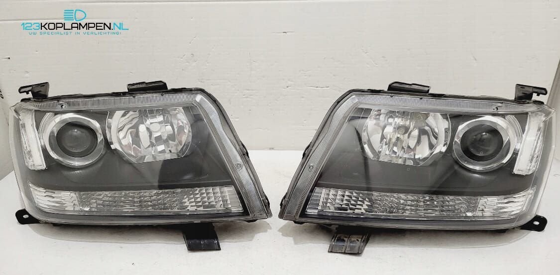 (J3) Suzuki Grand Vitara II Bi Xenon koplamp links rechts, Gebruikt, -, -, Ophalen of Verzenden