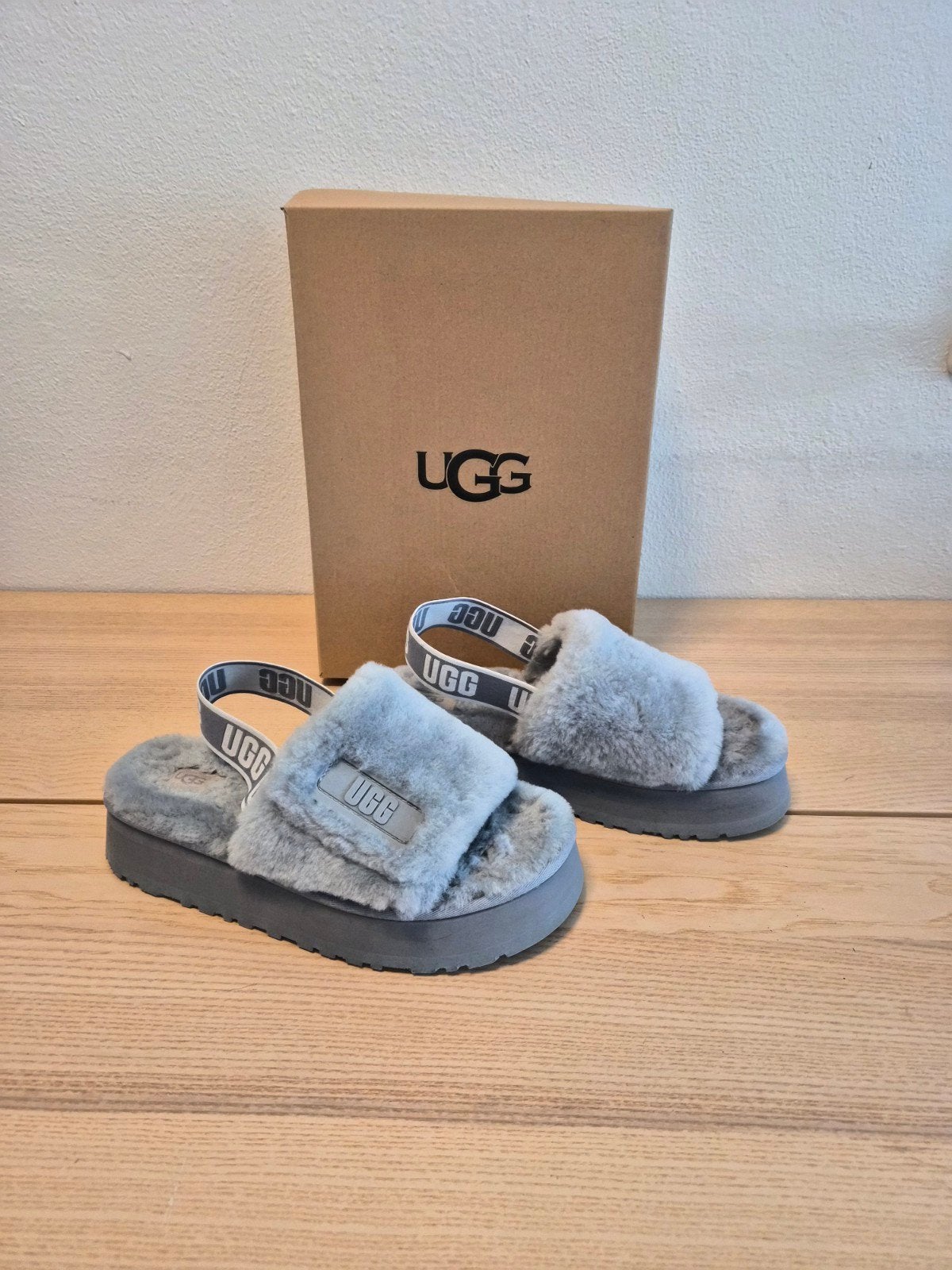 UGG Disco Stripe Slides Grijs - 40 – NIEUW IN DOOS!, Ophalen of Verzenden, Nieuw, Grijs, Pantoffels of Sloffen