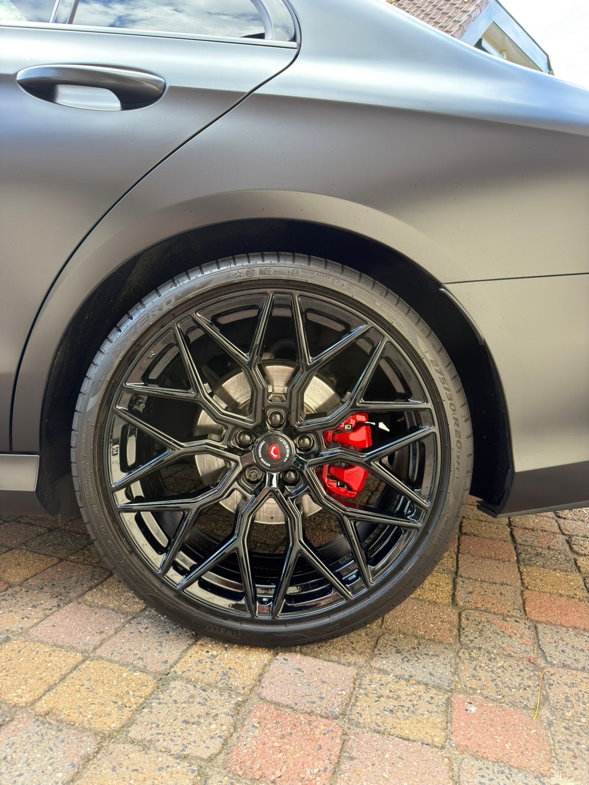 Foto 13 van Mercedes-Benz E 200 | BRABUS/AMG styling | MAT ZWART |