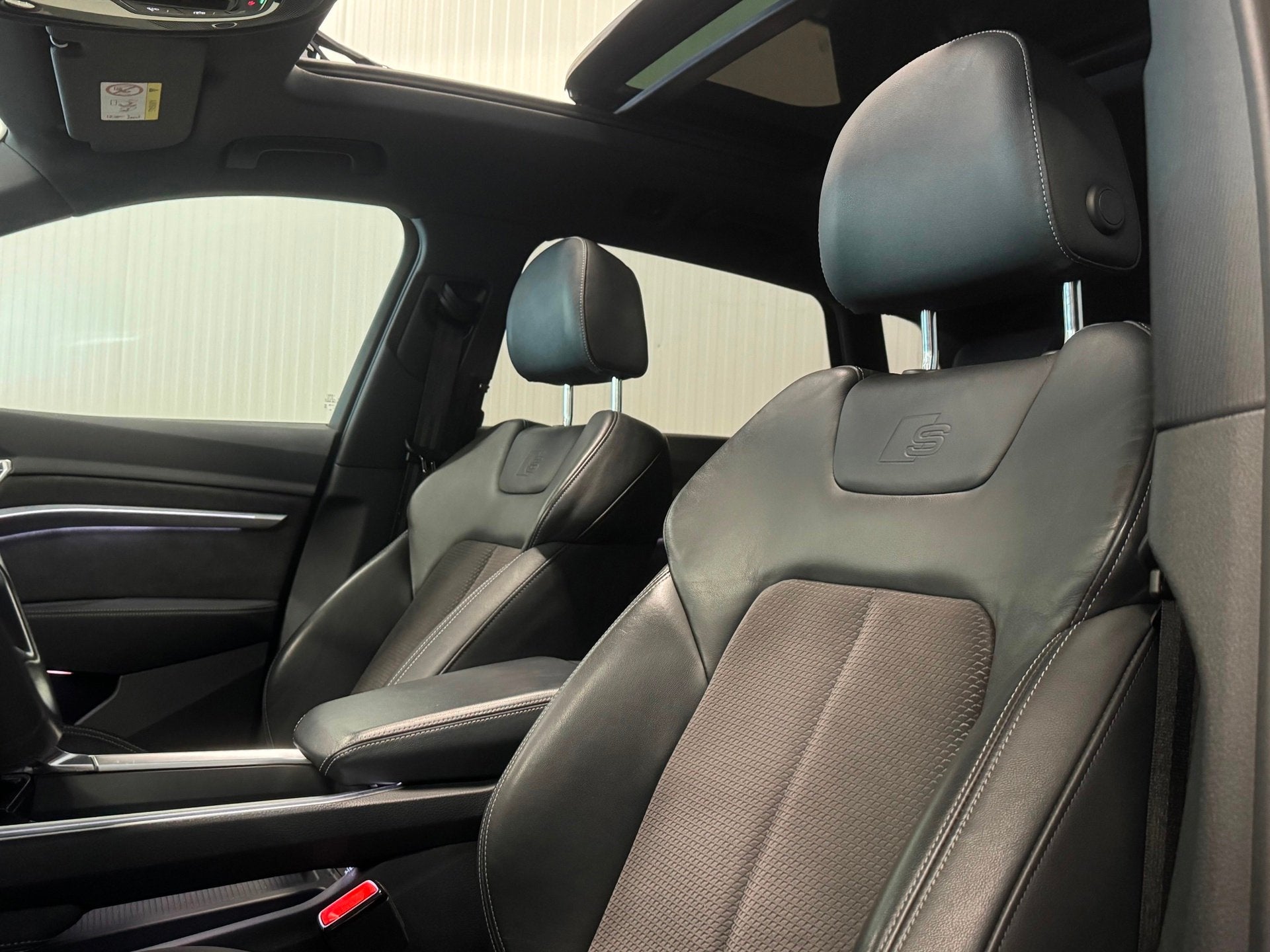 Audi E-tron 55 quattro advanced 95 kWh | PANO | S-LINE | B&O, 131 €/maand, 95 kWh, 360 pk, 1583 min