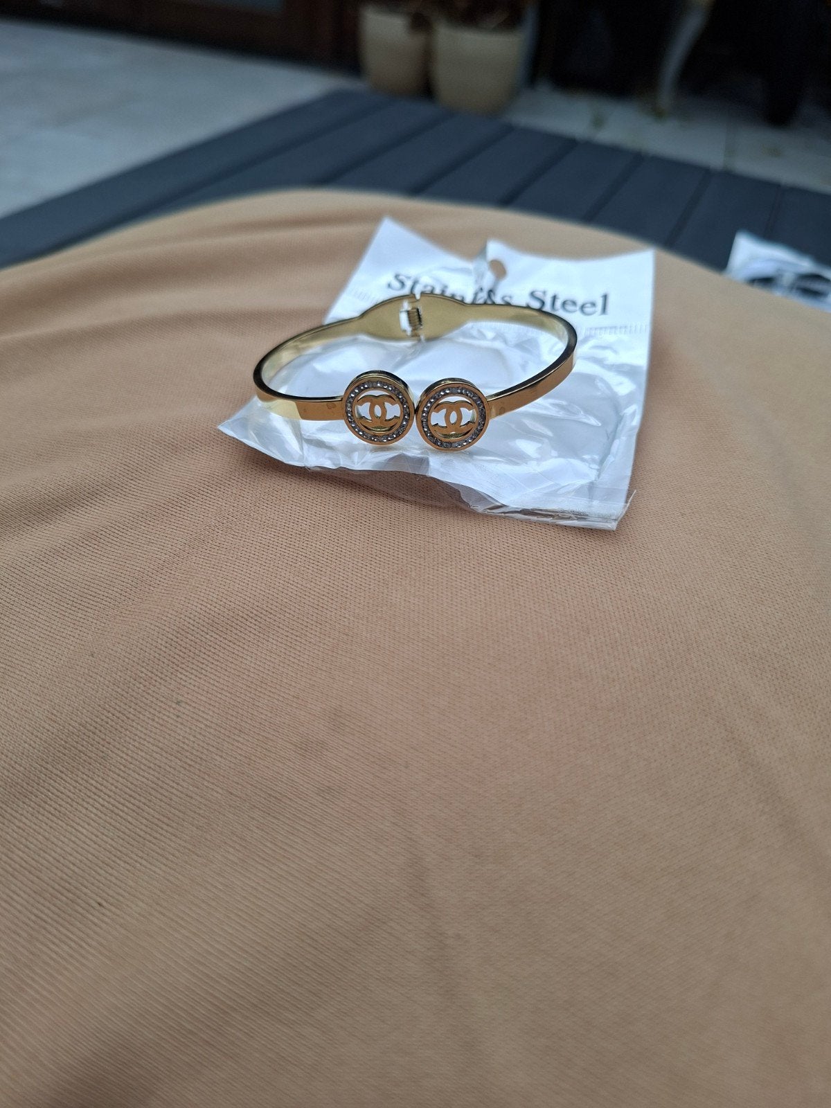 Gouden armband met dubbel C-logo en strass, Staal, Nieuw, Ophalen of Verzenden, Goud