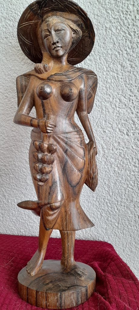Unieke Balinese Dame van Coromandelhout - Handgesneden, Antiek en Kunst, Houtsnijwerk, Verzenden, 20 - 50 cm, Hout