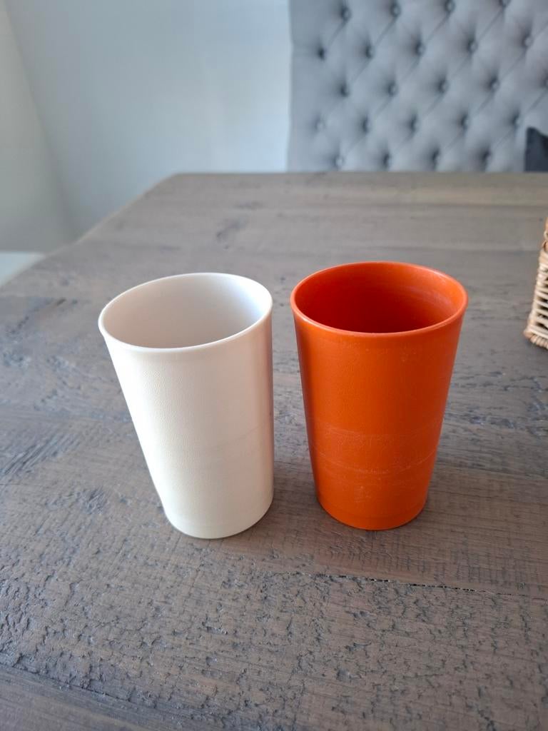 2 vintage tupperware kunststof bekers, wit en oranje, Kunststof, Ophalen of Verzenden, Meerkleurig, Overige merken