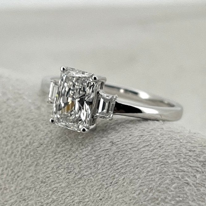 CVD Diamant Ring 1.47cttw E VS1 Radiant 750 Gold maat 54 IGI, Nieuw, Ophalen of Verzenden, 17 tot 18, Met edelsteen