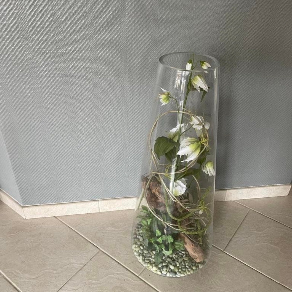 Grote glazen vaas met decoratie en kunstplanten, Ophalen, Transparant, Inclusief decoratie, 75 cm