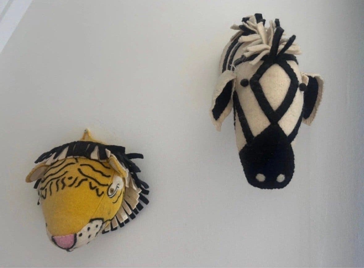 Vilten dierenkoppen leeuw en zebra - kinderkamer - jungle, Gebruikt, Overige merken, Ophalen of Verzenden, Wanddecoratie