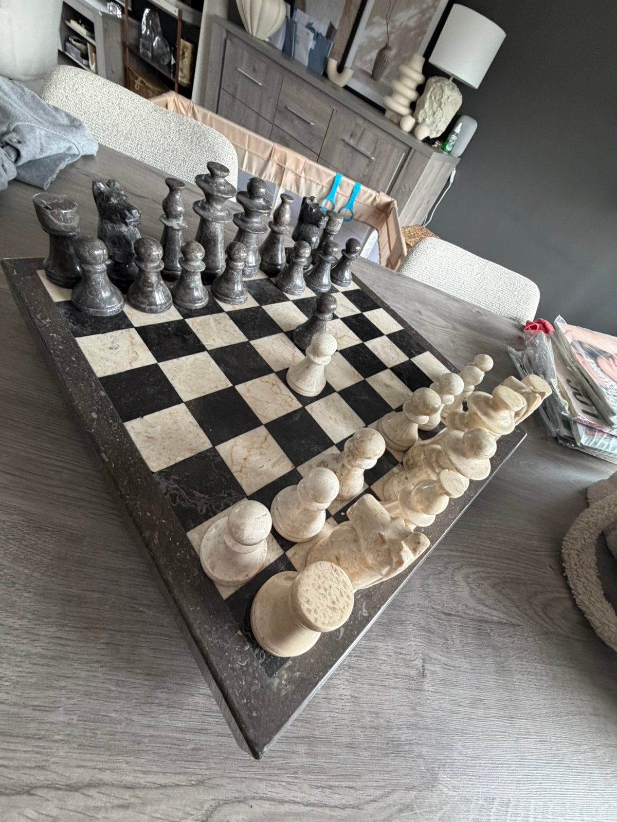 Marmeren schaakbord., Ophalen