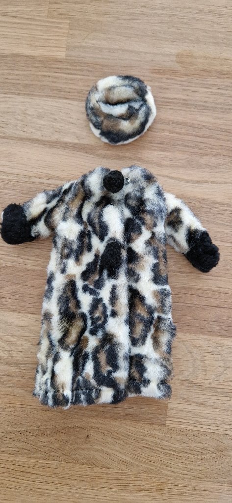 Vintage Barbie bontjas en bondmuts, Ophalen of Verzenden, Gebruikt, Kleertjes