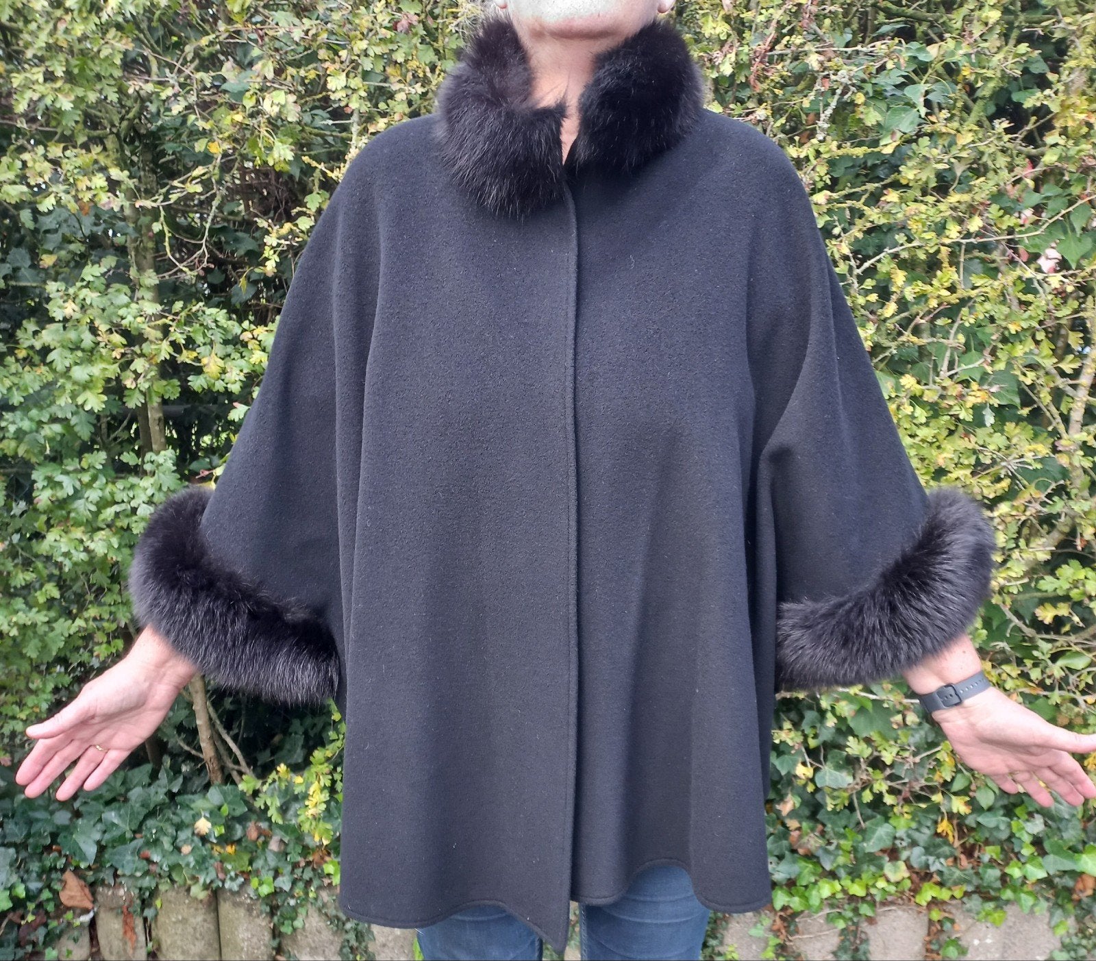 Zwarte wollen cape met bontkraag en manchetten, Zwart, Maat 42/44 (L), Ophalen of Verzenden, Onbekend