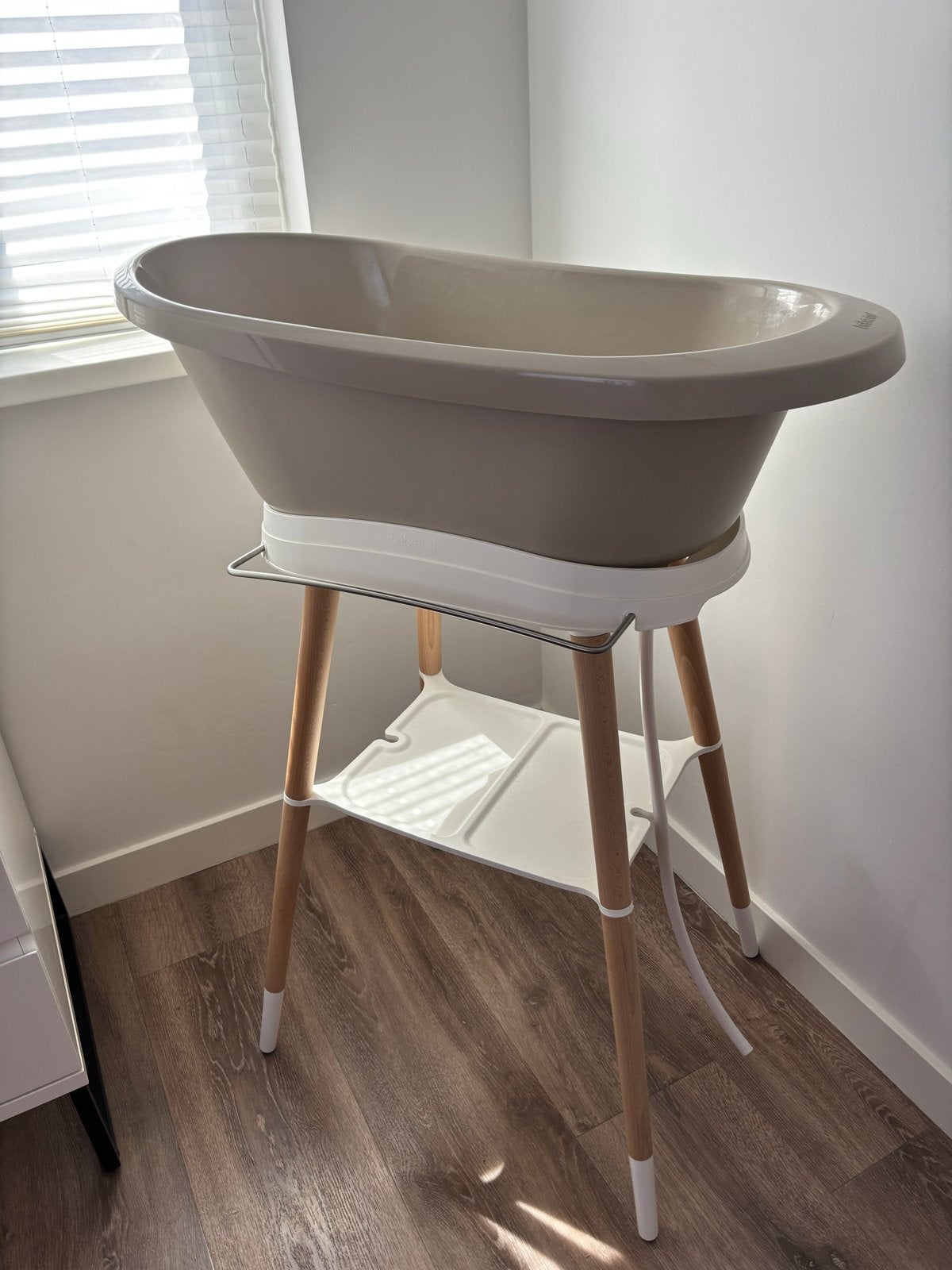 Bébé-jou beige babybadje met standaard, Kinderen en Baby's, Badjes en Verzorging, Ophalen, Zo goed als nieuw, Badje, Bébé-jou