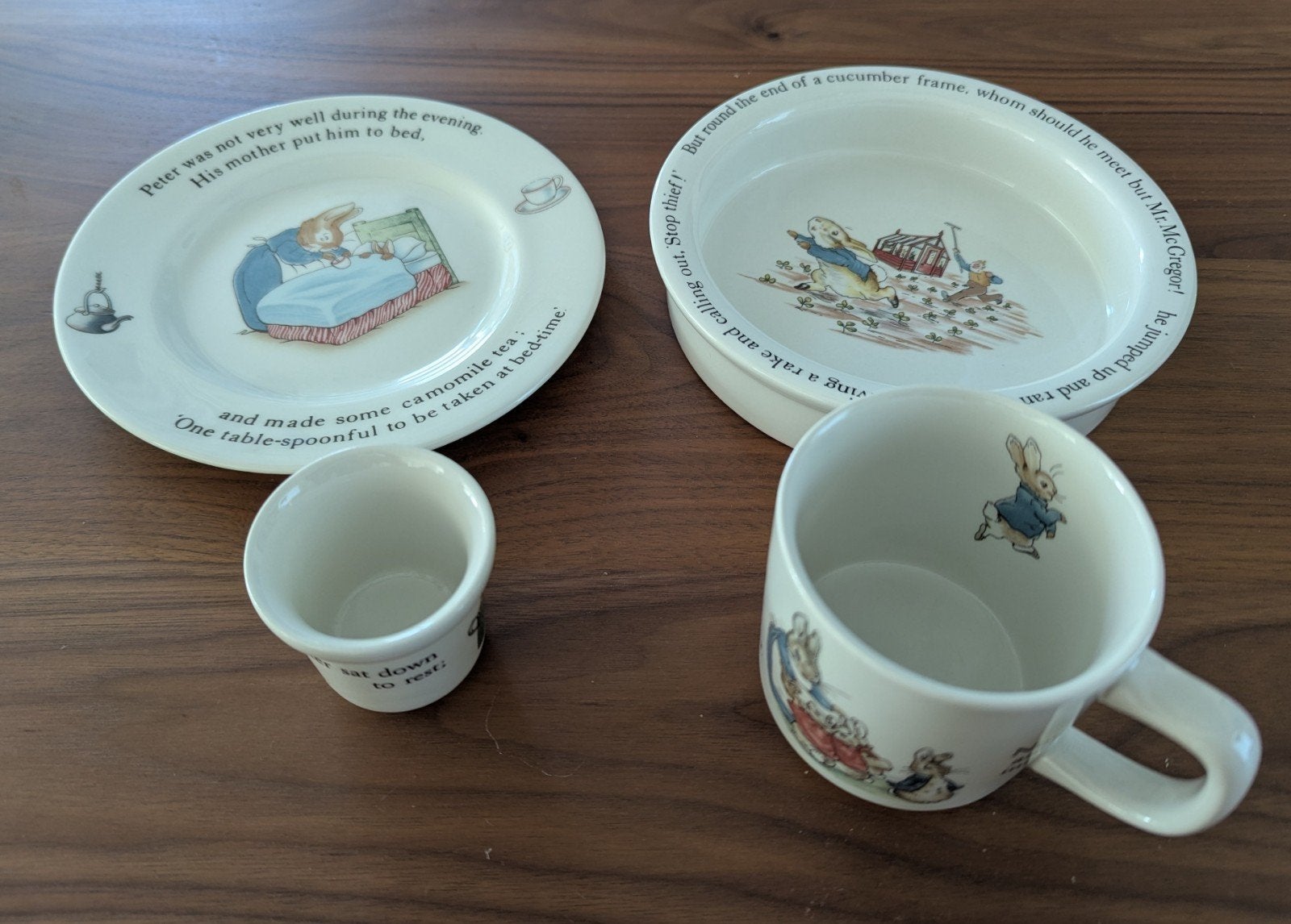 Wedgwood Peter Rabbit servies - bord, kom, mok, eierdop, Huis en Inrichting, Ophalen, Porselein