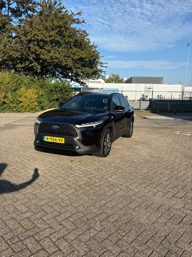 Toyota Corolla Cross 2.0 High Power Hybrid 197pk Ecvt 2023, Auto's, Dealer onderhouden, 4 cilinders, Leder en Stof, Zwart