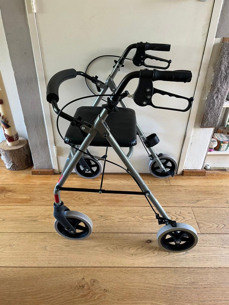 Mooie degelijke lichtgewicht rollator met rugsteun., Ophalen, Lichtgewicht, Gebruikt