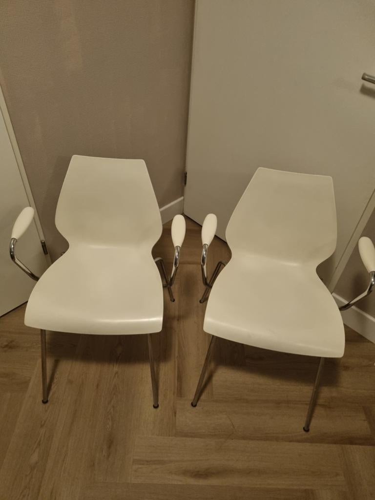2 Kartell Maui stoelen met armleuning by Vico Magistretti, Ophalen, Gebruikt