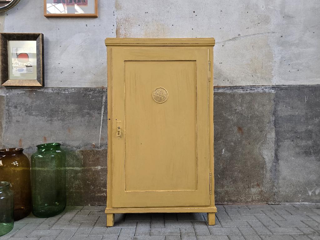 Vintage Gele Spek Kast | Landelijke Houten Voorraad Kast, Ophalen of Verzenden