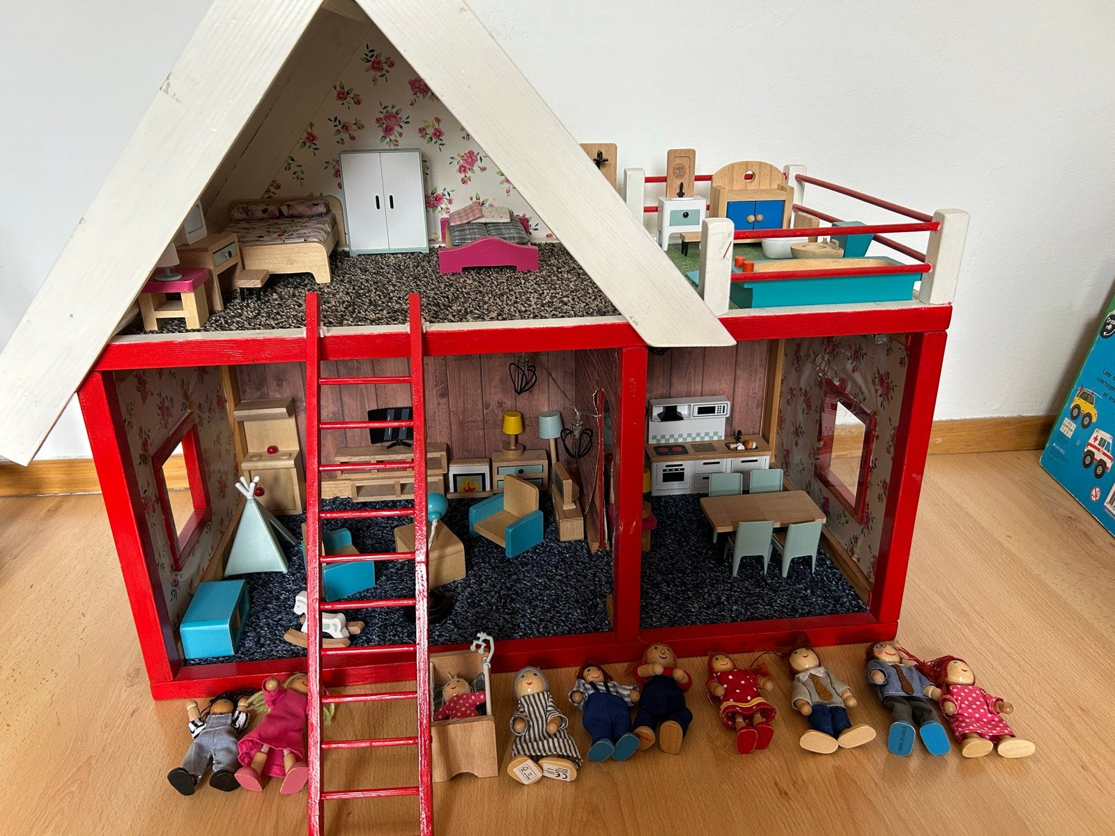 Compleet houten poppenhuis met meubels en poppetjes, Ophalen, Gebruikt, Poppenhuis