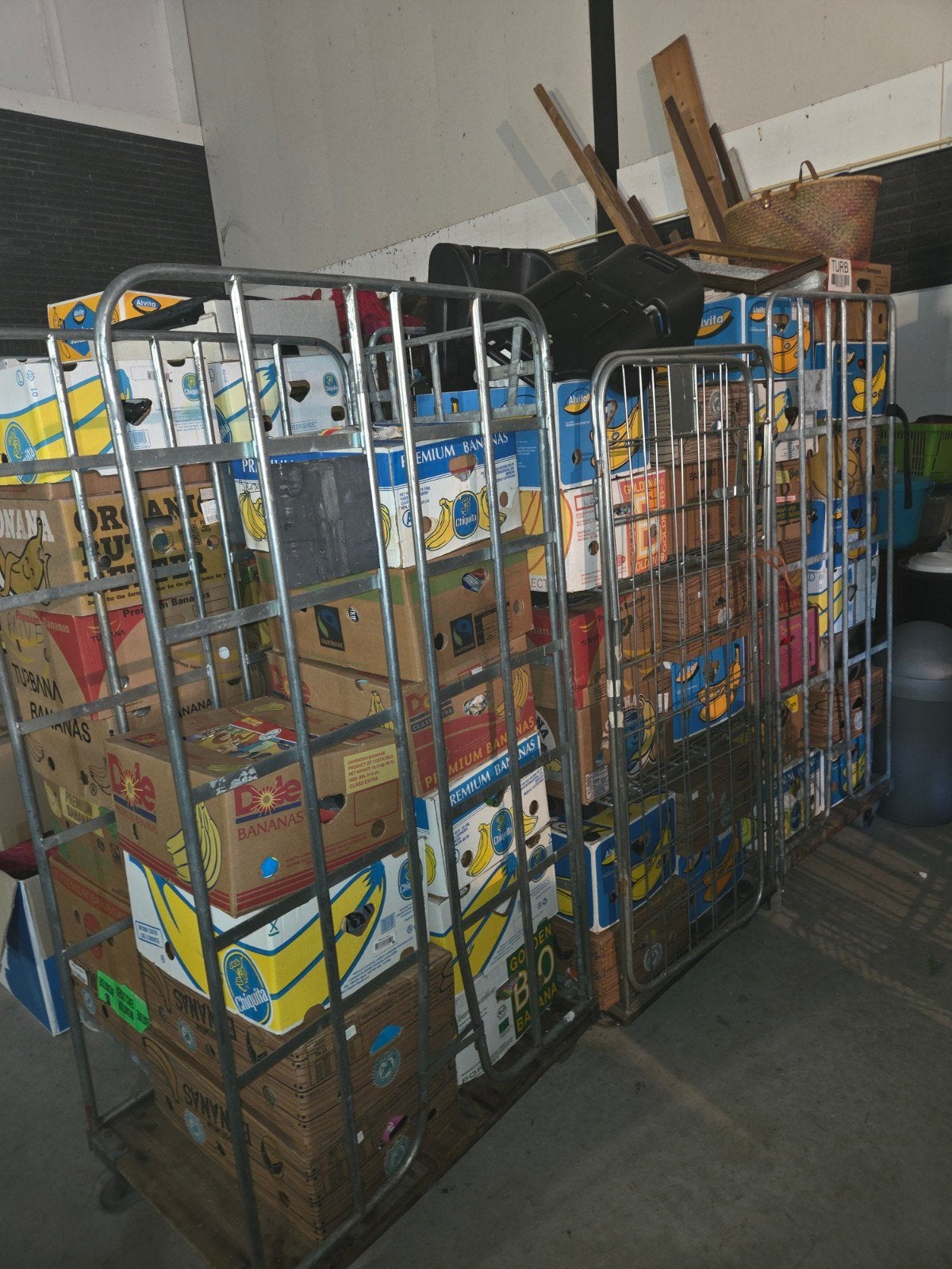 Foto 4 van zeer grote partij 19 rolcontainers rommelmarkt spullen