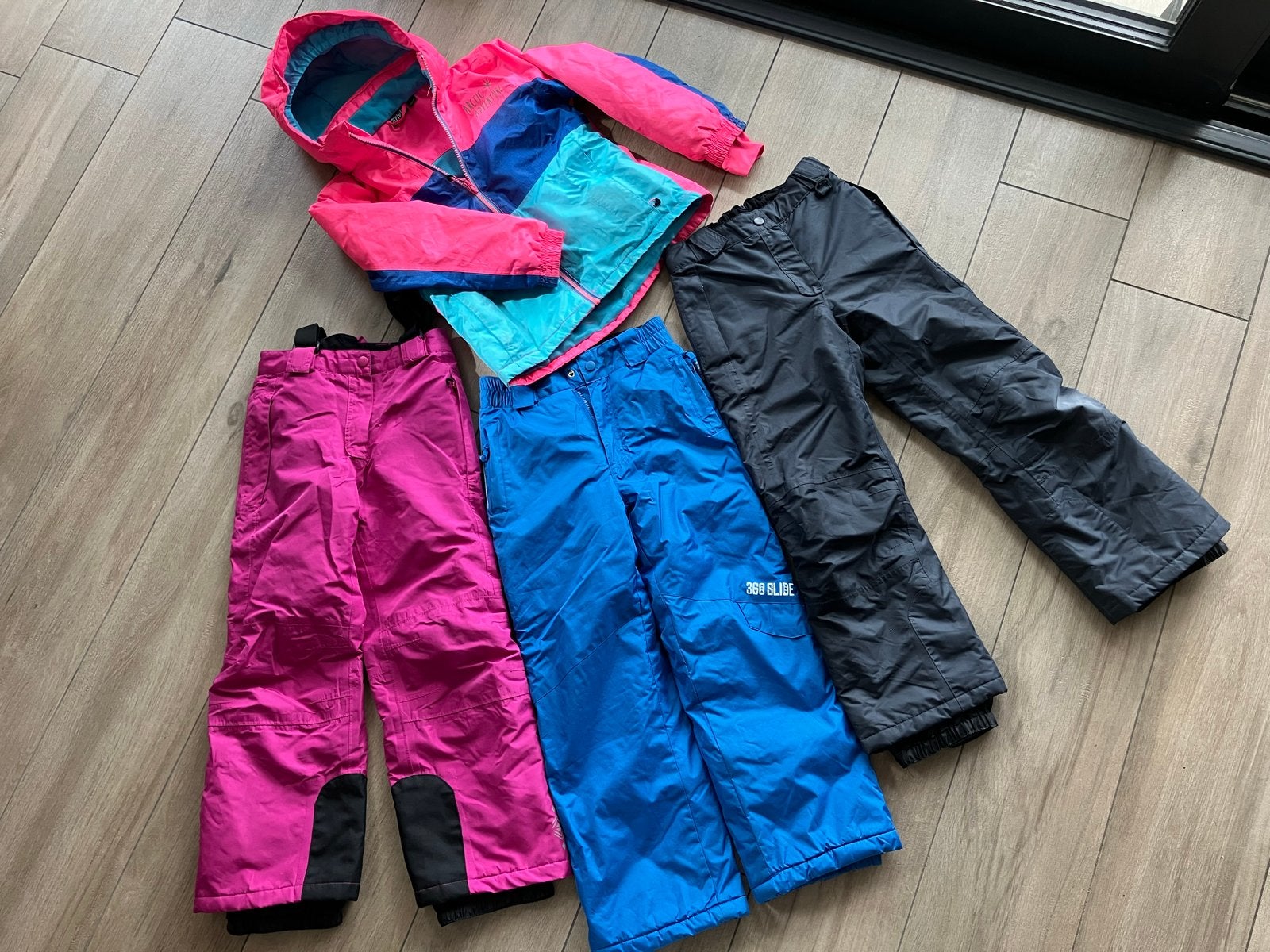 Skikleding set: 3 broeken & 1 jas (maat 122/128), Kinderen en Baby's, Ophalen, Gebruikt, Maat 128