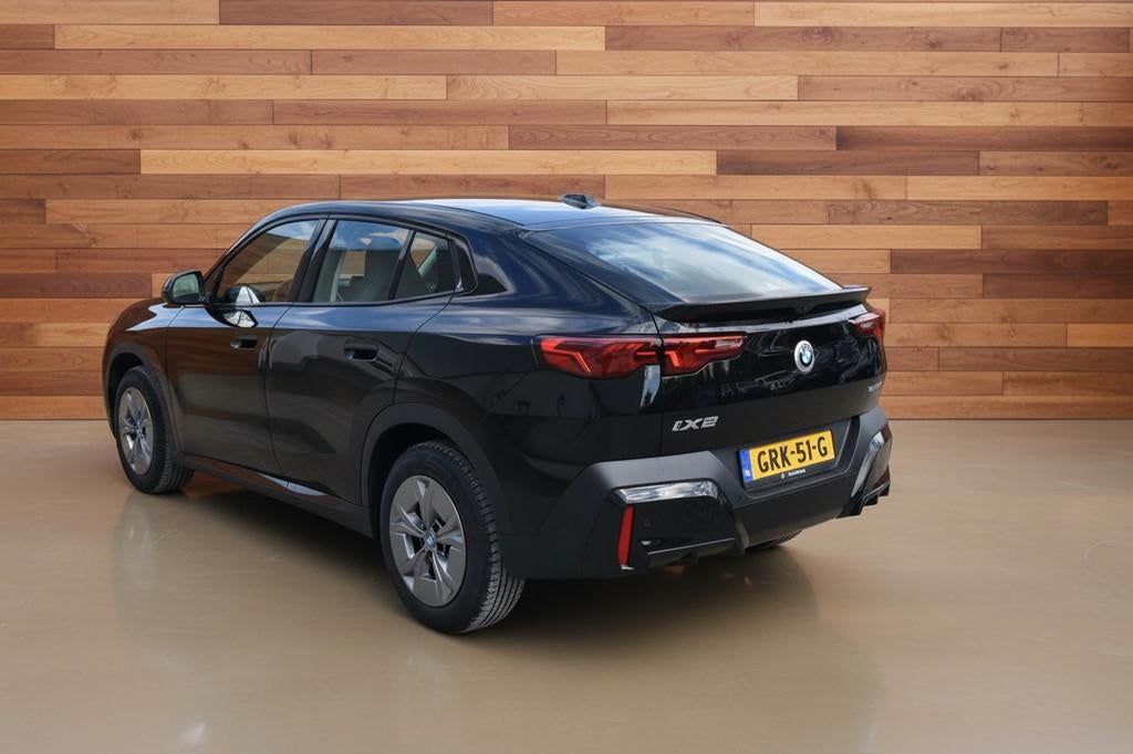 BMW iX2 eDrive20 67 kWh | SOH 100% (bj 2024, automaat), Auto's, BMW, 478 km, Stof, Met garantie (alle), 24 min