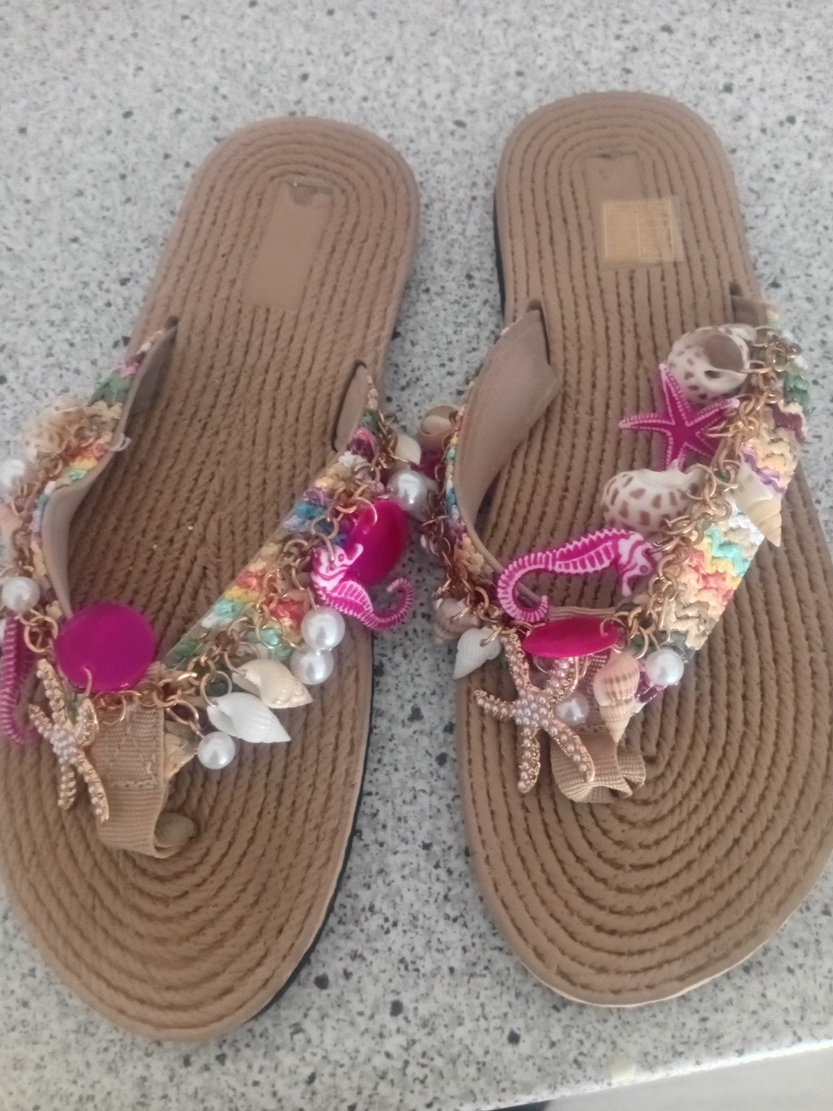 Zomerse slippers met schelpen nieuw, Slippers, Overige kleuren, Ophalen of Verzenden, Onbekend