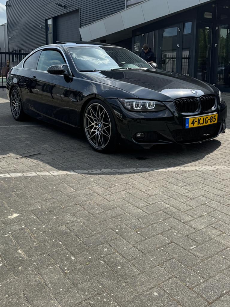 BMW E92 M57D30TÜ2 3.0D - AUT/F1 - M-Tech - 19” - Z.G.O.H., Automaat, Achterwielaandrijving, 1800 kg, Zwart