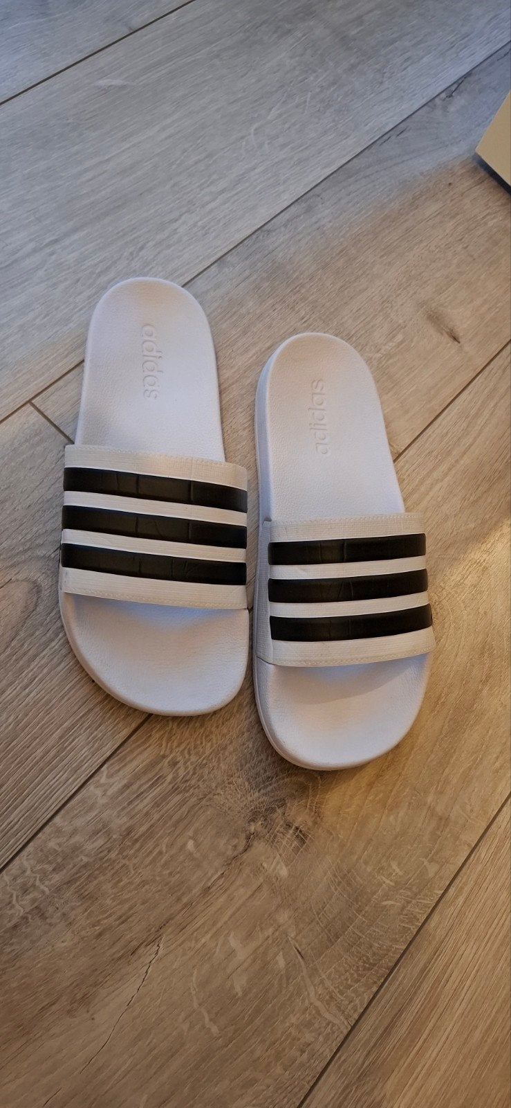 Adidas Adilette Cloudfoam Slippers Maat 43 - Wit/Zwart, Slippers, Wit, Ophalen of Verzenden, Zo goed als nieuw