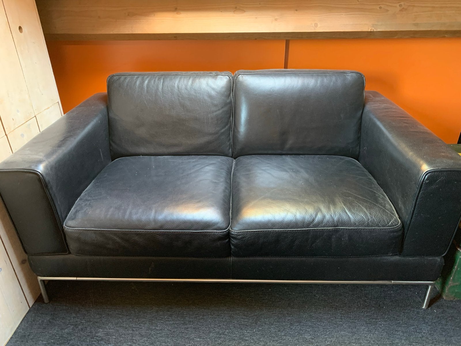 Zwart leren design bankje - Stijl Le Corbusier, Huis en Inrichting, Banken | Sofa's en Chaises Longues, Ophalen, Gebruikt, 150 tot 200 cm