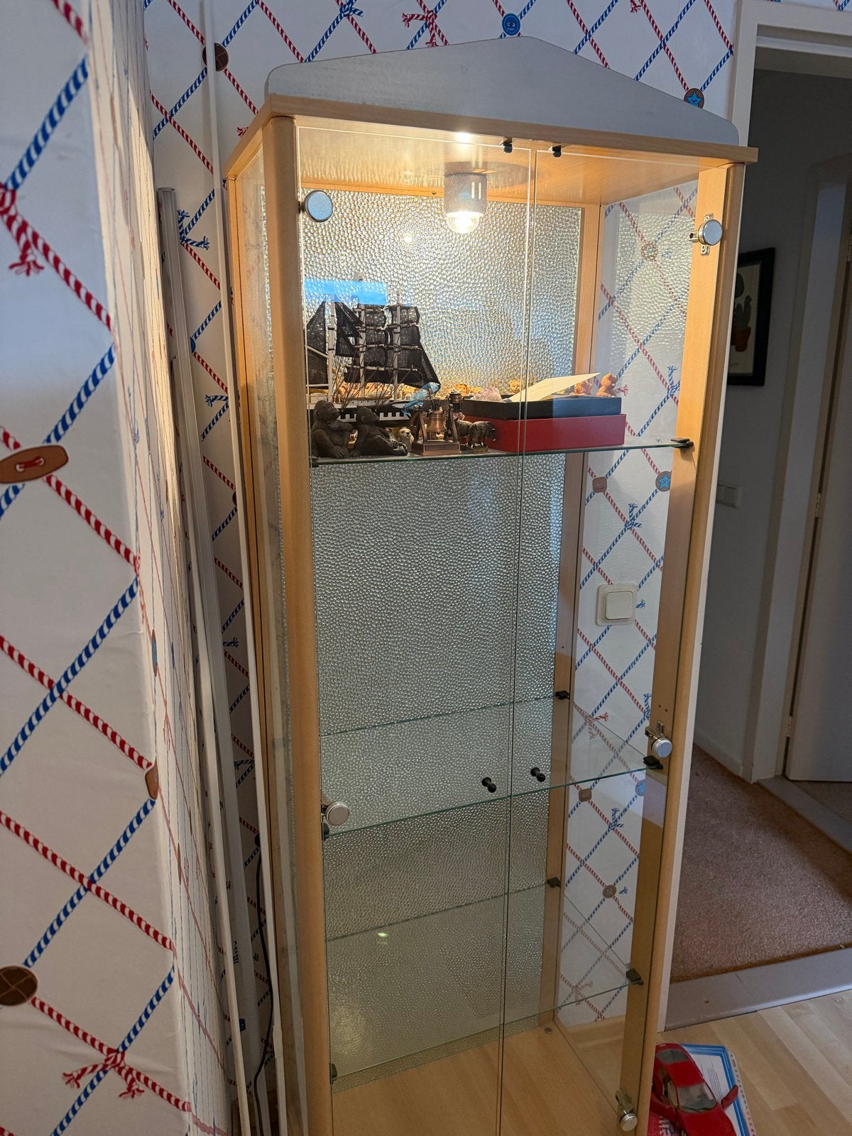 Glazen vitrinekast met verlichting, Huis en Inrichting, Gebruikt, 150 tot 200 cm, 25 tot 50 cm, Overige houtsoorten