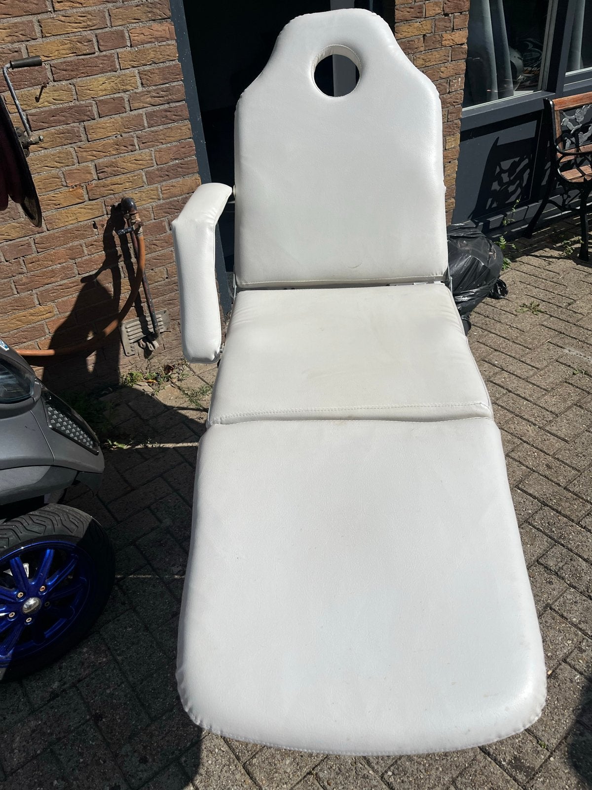 Witte opklapbare massagetafel / behandelstoel, Huis en Inrichting, Stoelen, Gebruikt, Wit, Ophalen of Verzenden, Metaal