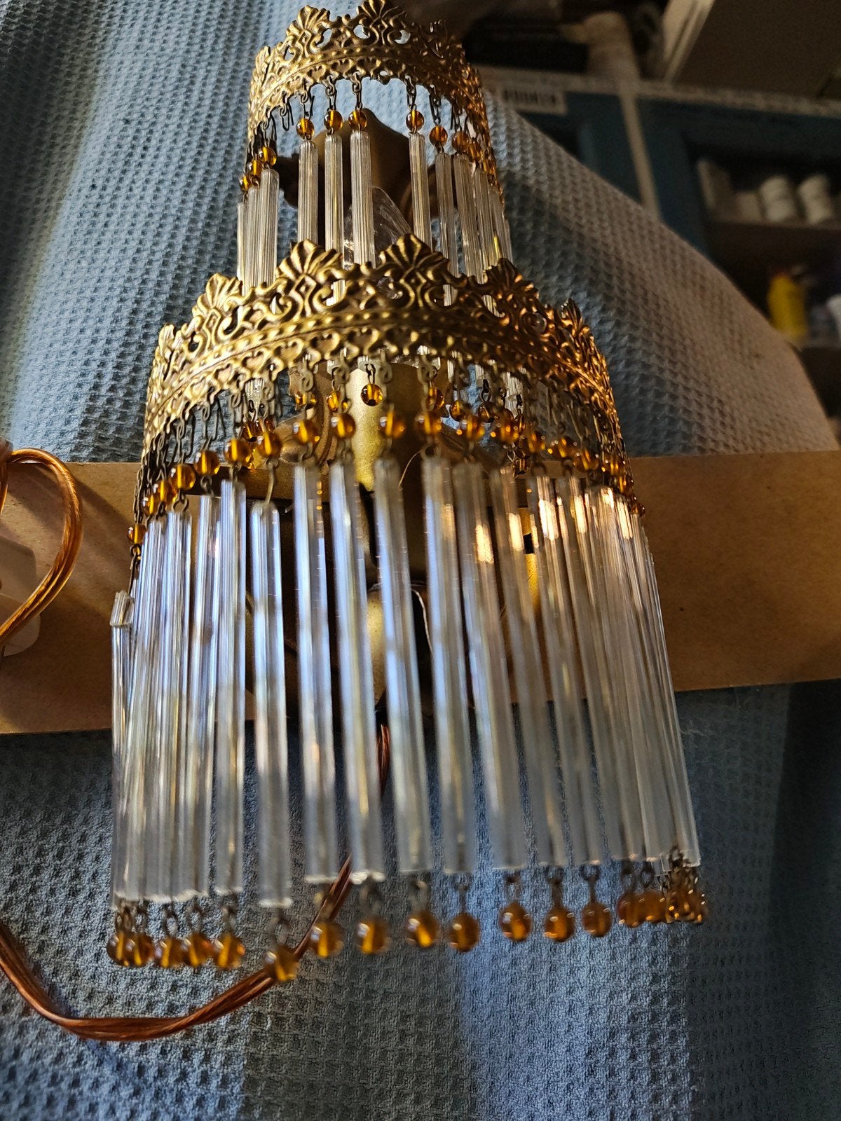 Nostalgisch wandlampje met gouden details en glazen staafjes, Ophalen of Verzenden