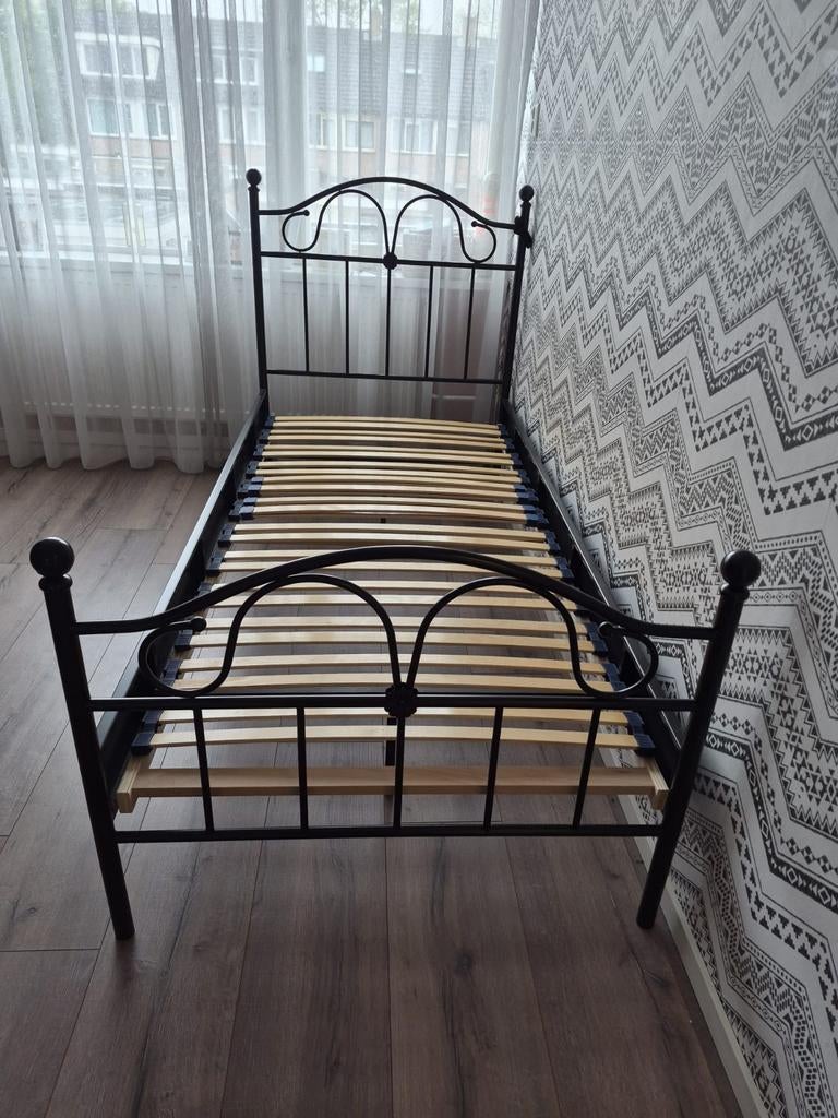 Zwart metalen eenpersoonsbed met lattenbodem, Gebruikt, 90 cm, Eenpersoons, Zwart