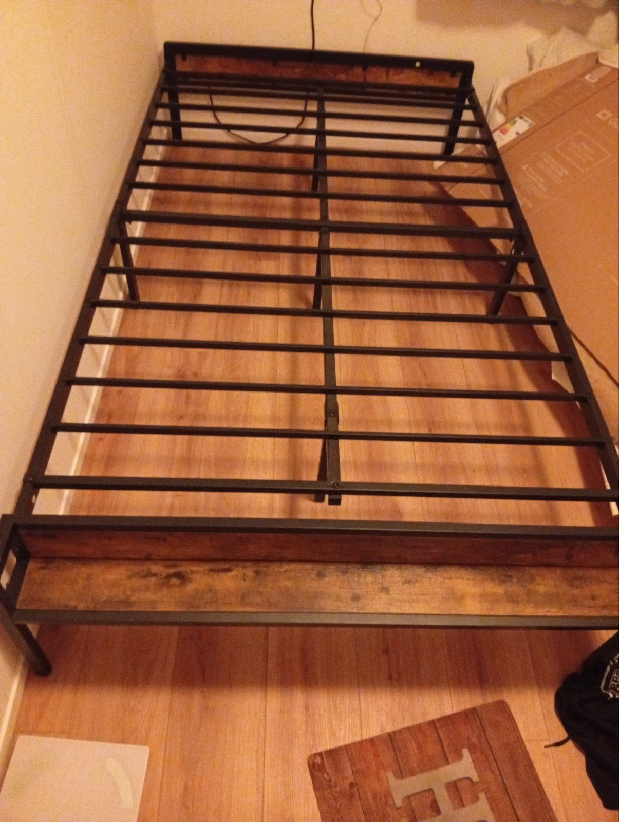 Twijfelaar bed met metalen frame en houten accenten, Ophalen, Gebruikt, Zwart, Twijfelaar