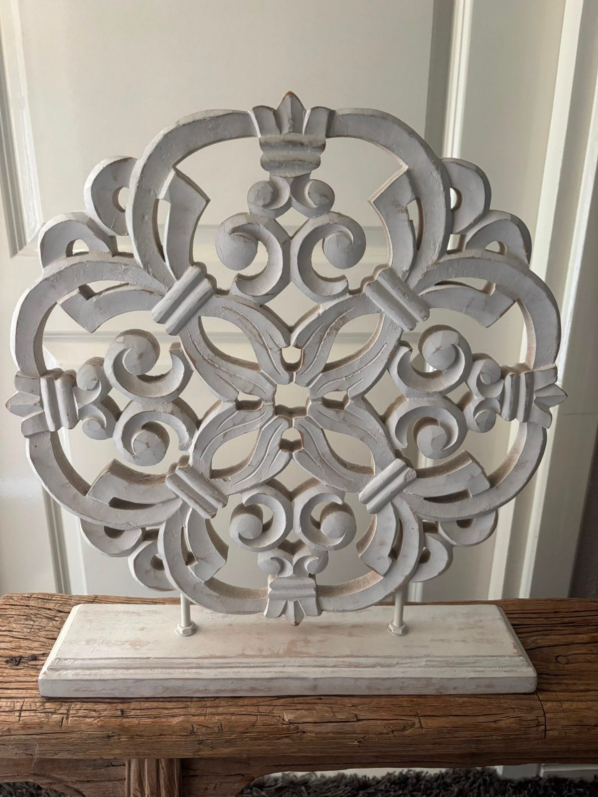 Decoratief houten ornament op standaard, wit/grijs, Huis en Inrichting, Woonaccessoires | Overige, Ophalen, Hout, Gebruikt, Landelijk