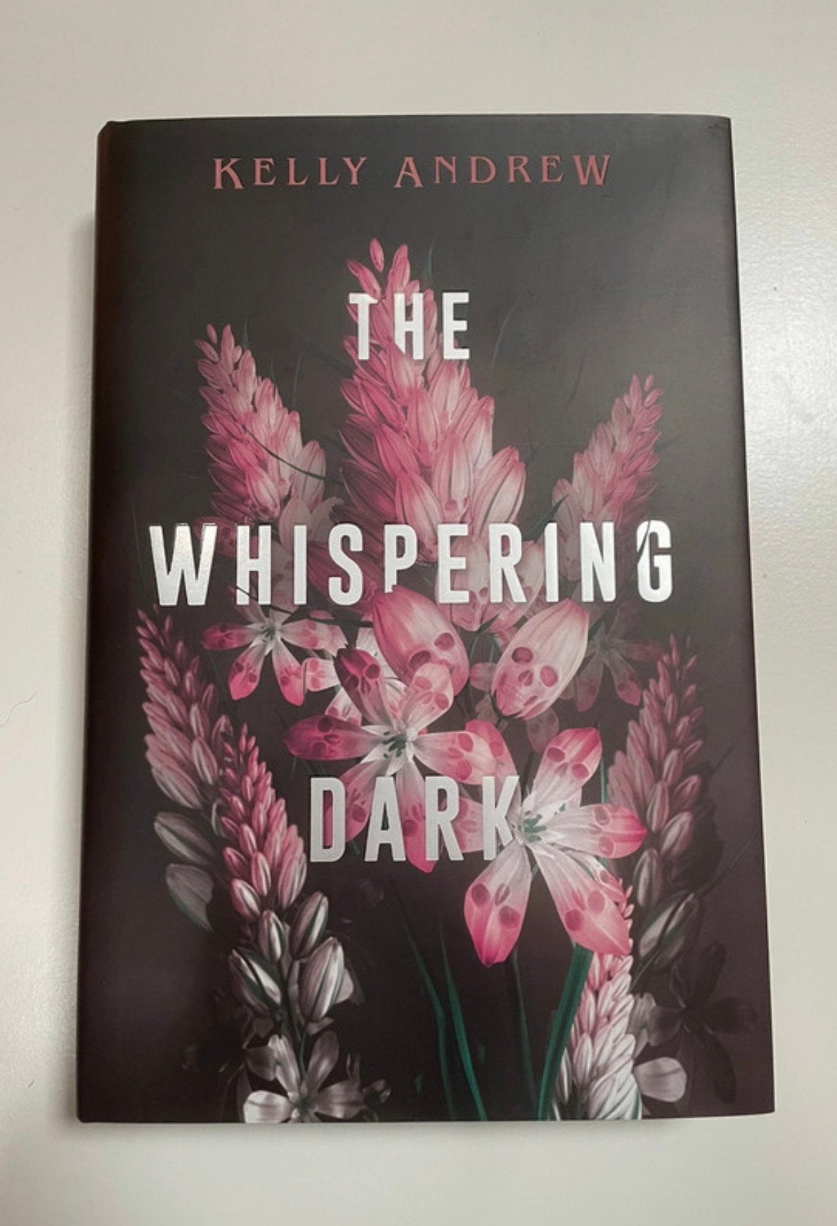 Boek the whispering dark - illumicrate, Verzenden, Nieuw
