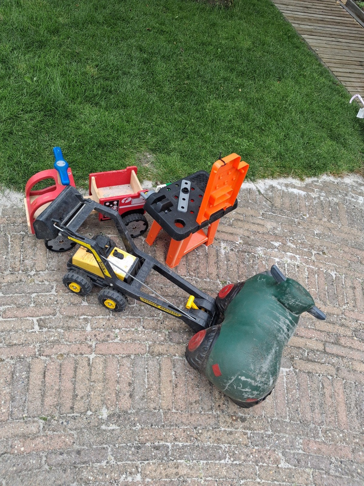 Diverse buitenspeelgoed: fietsjes, graafmachine, werkbank, Kinderen en Baby's, Speelgoed | Buiten | Los speelgoed, Ophalen of Verzenden