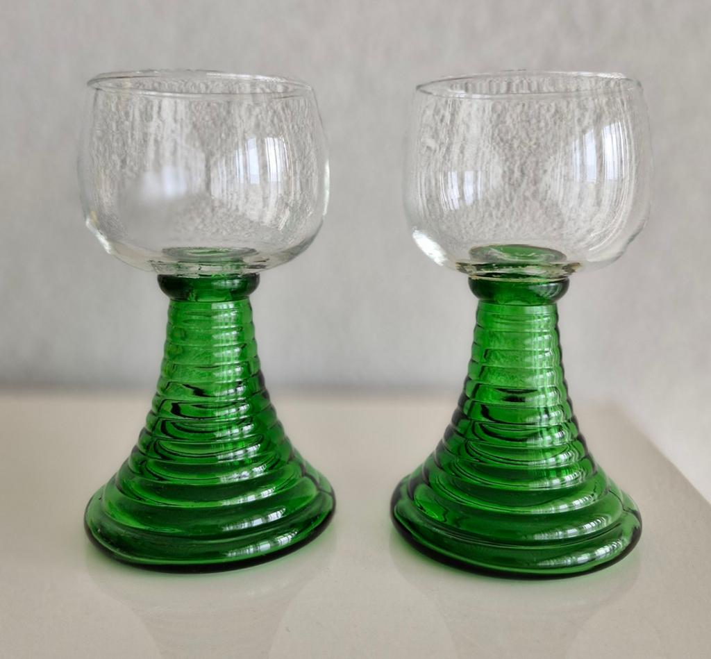 Twee Roemer wijnglazen met Groen geribbelde voet, Verzamelen, Glas en Borrelglaasjes, Ophalen of Verzenden, Zo goed als nieuw