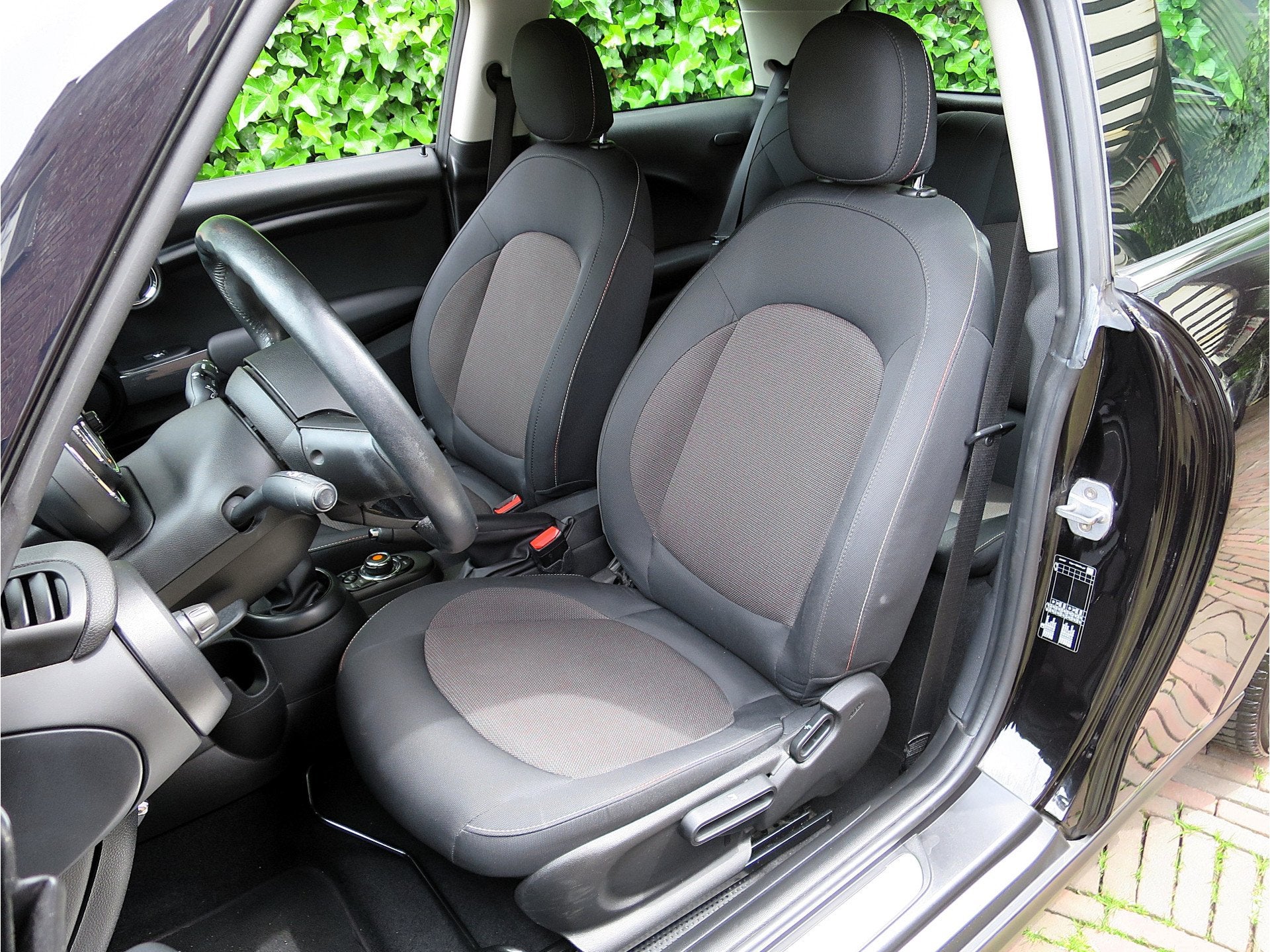 MINI Cooper 1.5 F56 LCI met Navi, BT, Clima, PDC en 17", 12 maanden, Gebruikt, 4 stoelen, Zwart