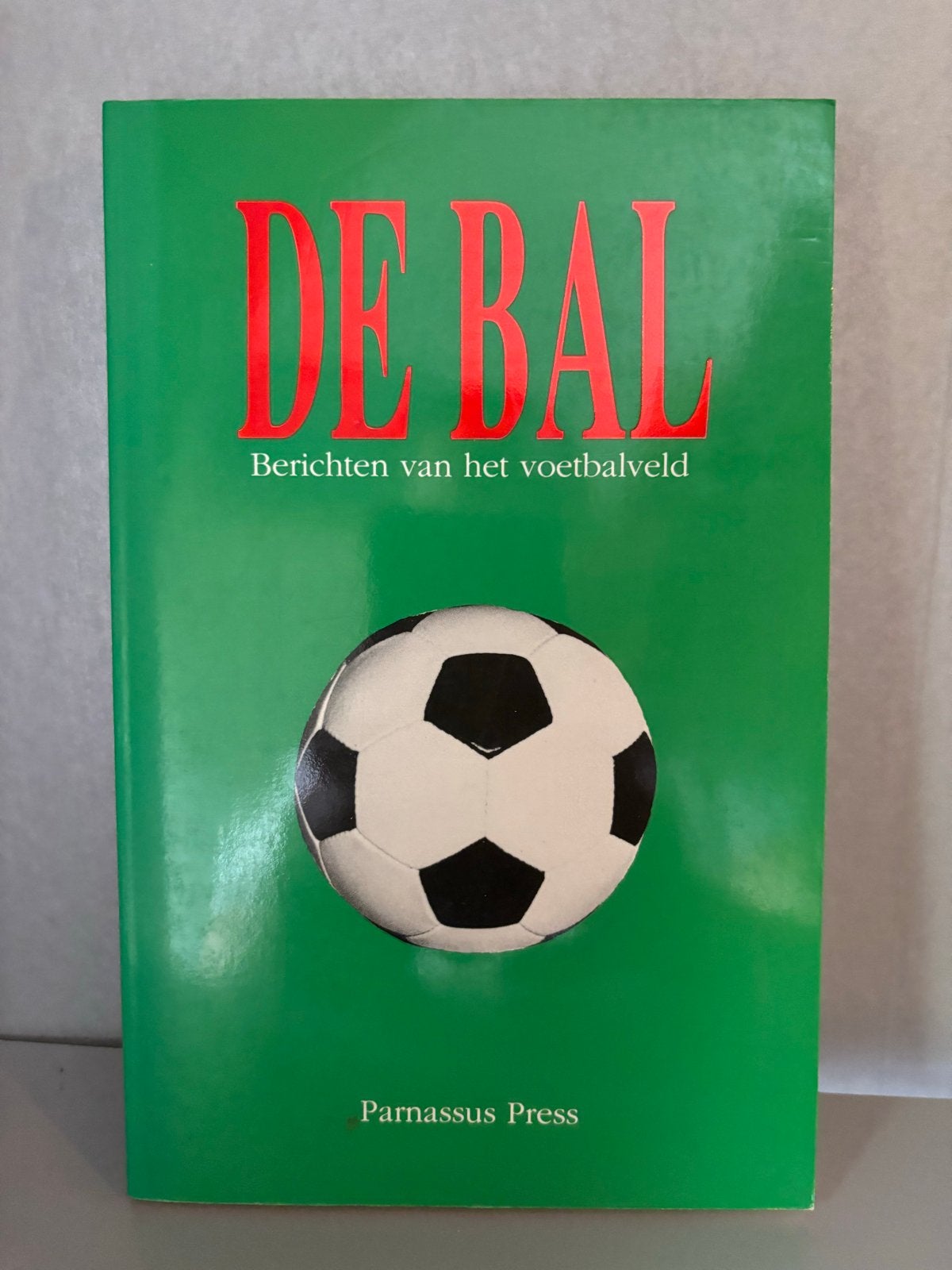 De Bal: Berichten van het voetbalveld - Parnassus Press, Boeken, Ophalen of Verzenden, Gelezen, Balsport